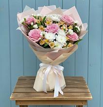 Букет цветов из:  Гвоздики, Орхидеи и Розы в Нерчинске