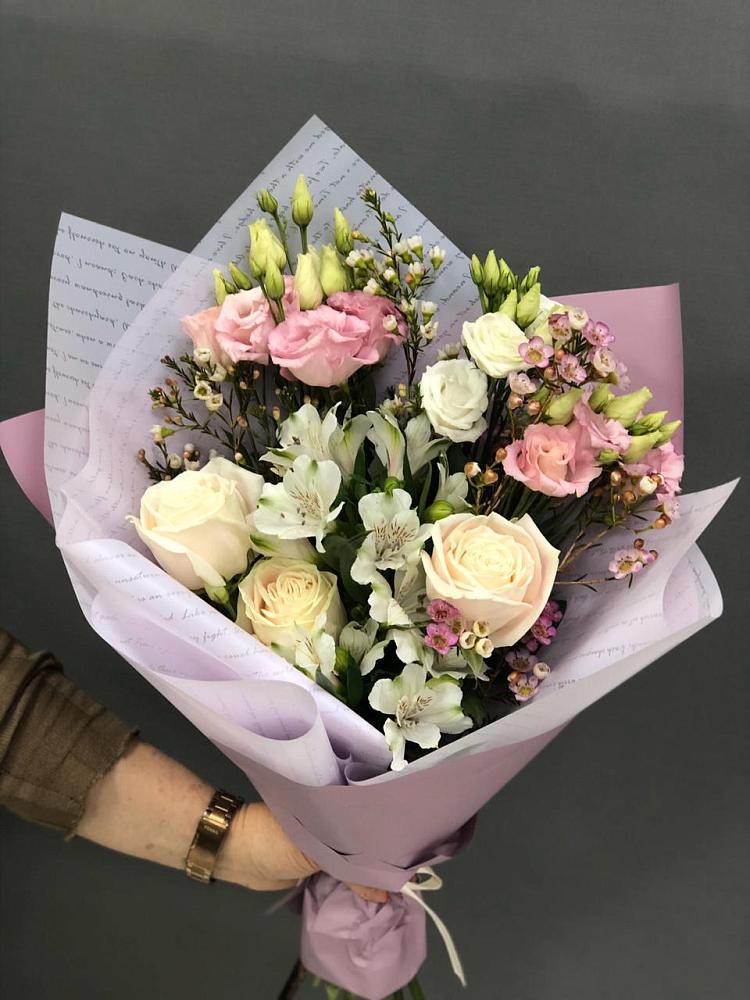 Букет цветов из: Альстромерии, Розы и Лизиантусы в Нерчинске