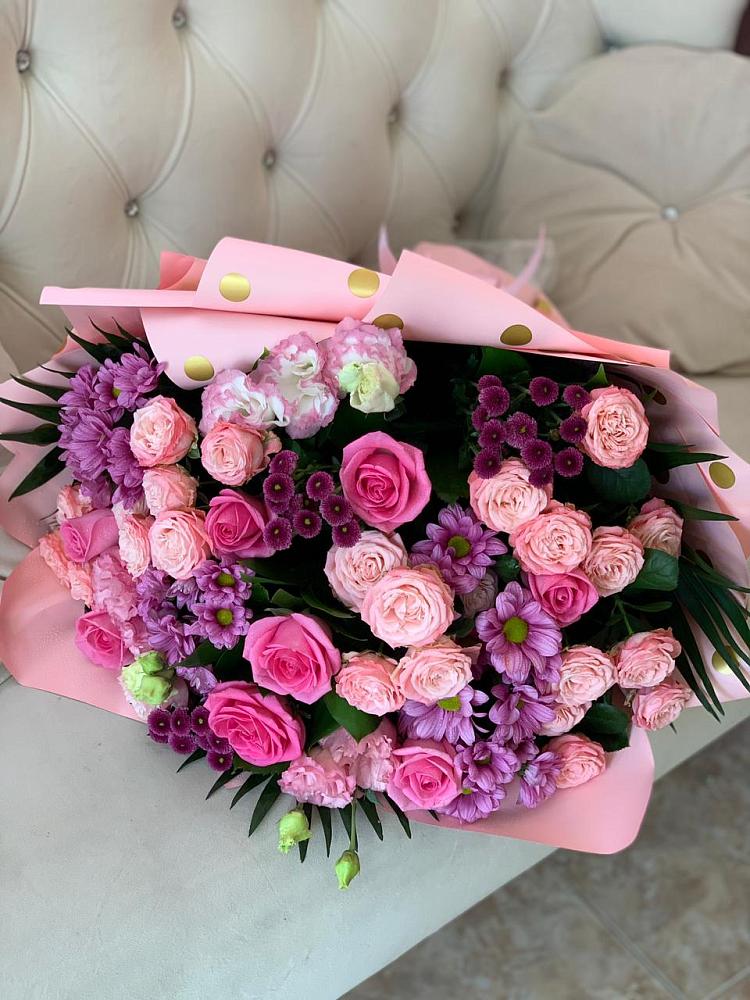 Букет цветов из: Хризантемы, Розы и Лизиантусы в Нерчинске