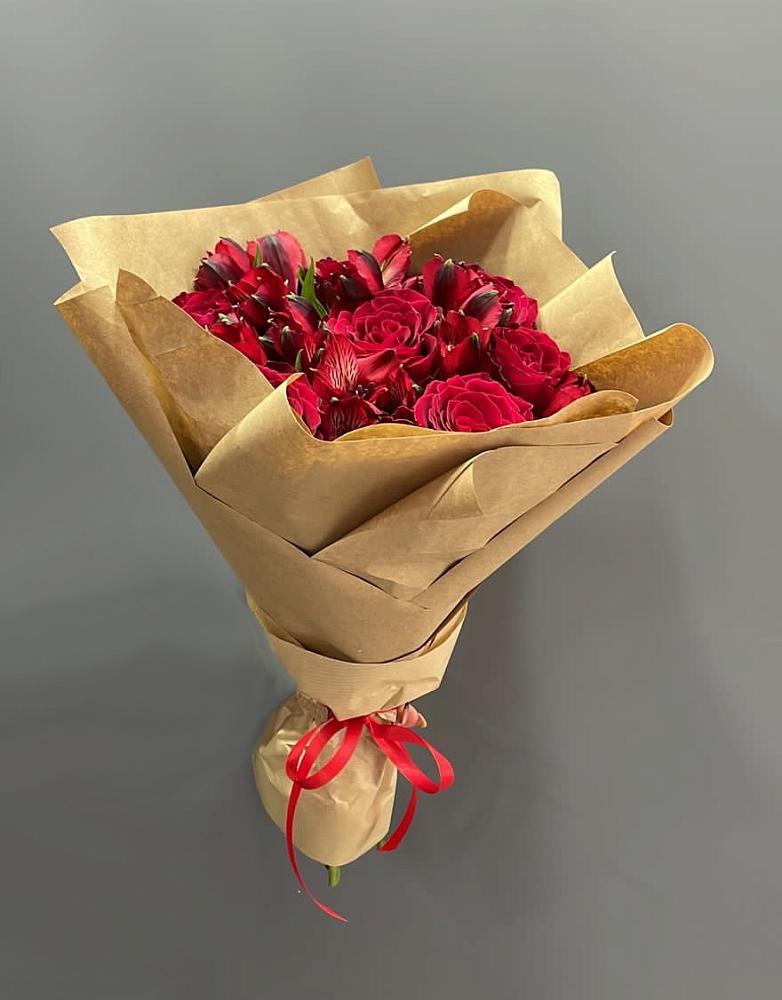 Букет цветов из: Альстромерии и Розы в Нерчинске