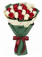 Букет Микс из красных и белых роз в Нерчинске