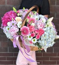 Композиция солнечный день в Нерчинске Цветочная композиция из Розы, Хризантемы, Пионы и Лизиантусы в корзине в Нерчинске