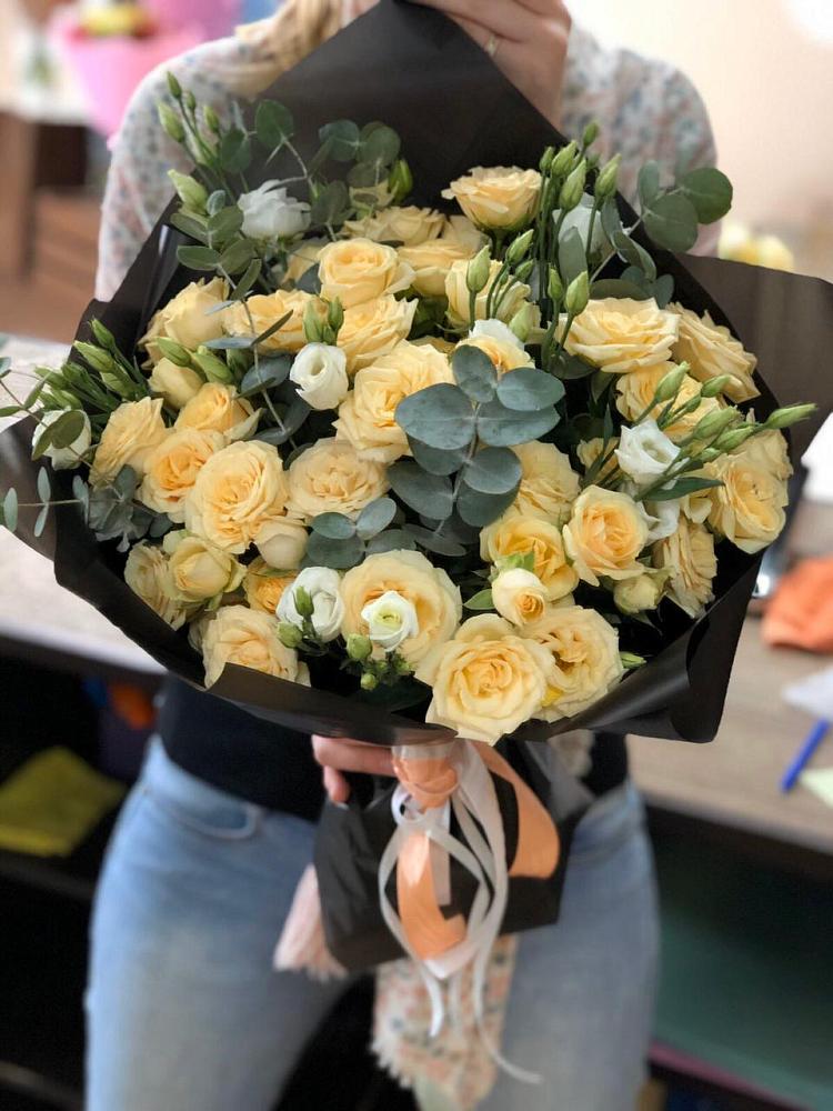 Букет цветов из: Розы и Лизиантусы в Нерчинске