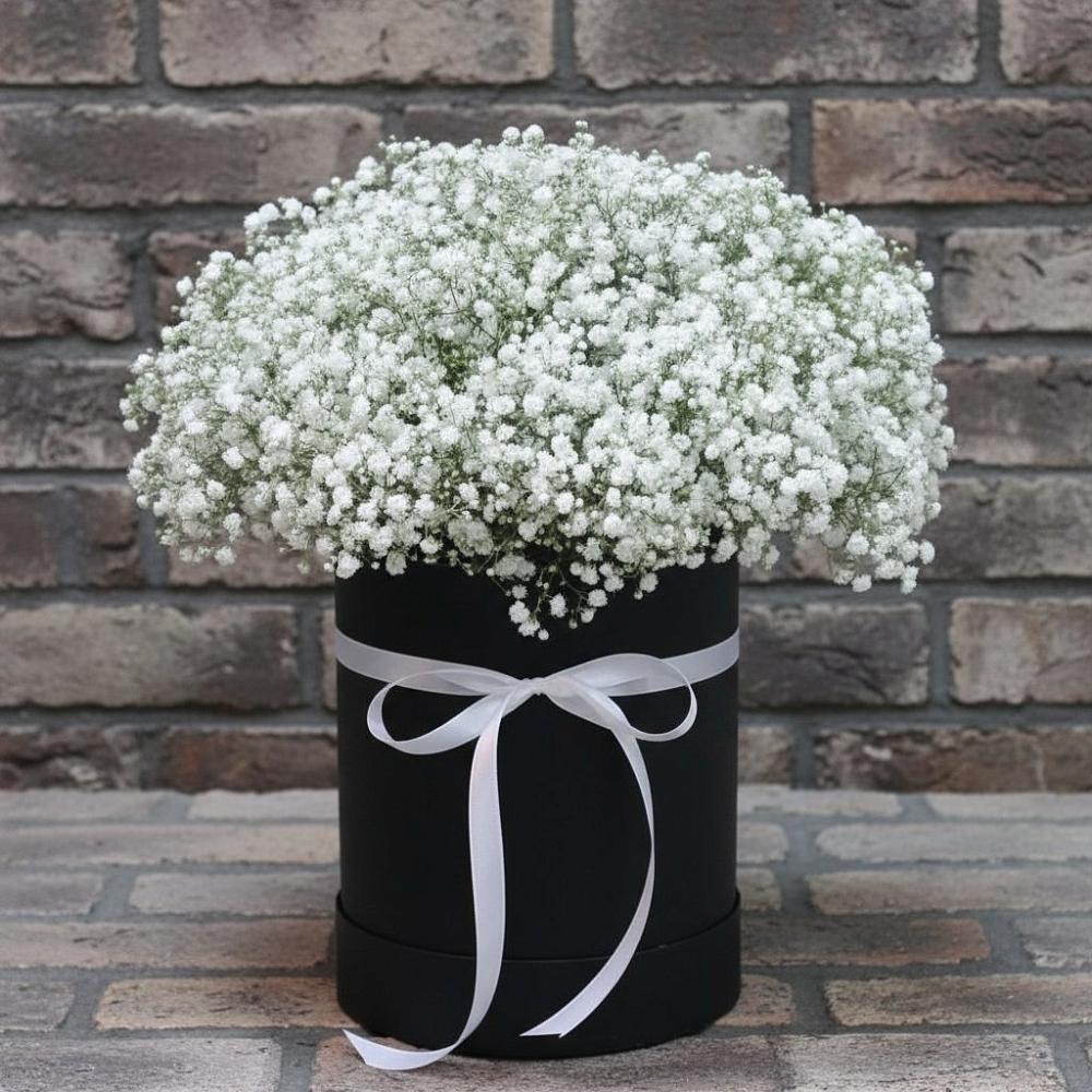 Цветочная композиция из Гипсофила в шляпной коробке в Нерчинске