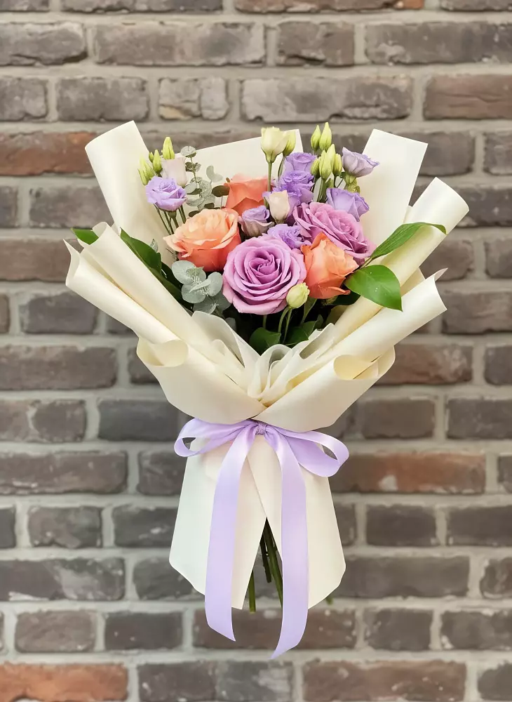 Букет цветов из: Лизиантусы и Розы в Нерчинске