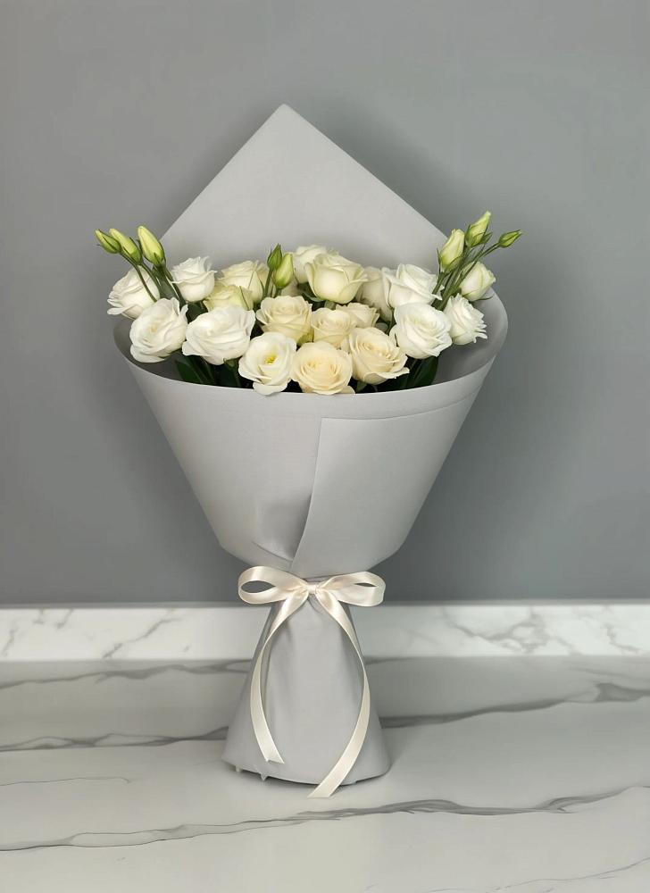 Букет цветов из: Розы и Лизиантусы в Нерчинске