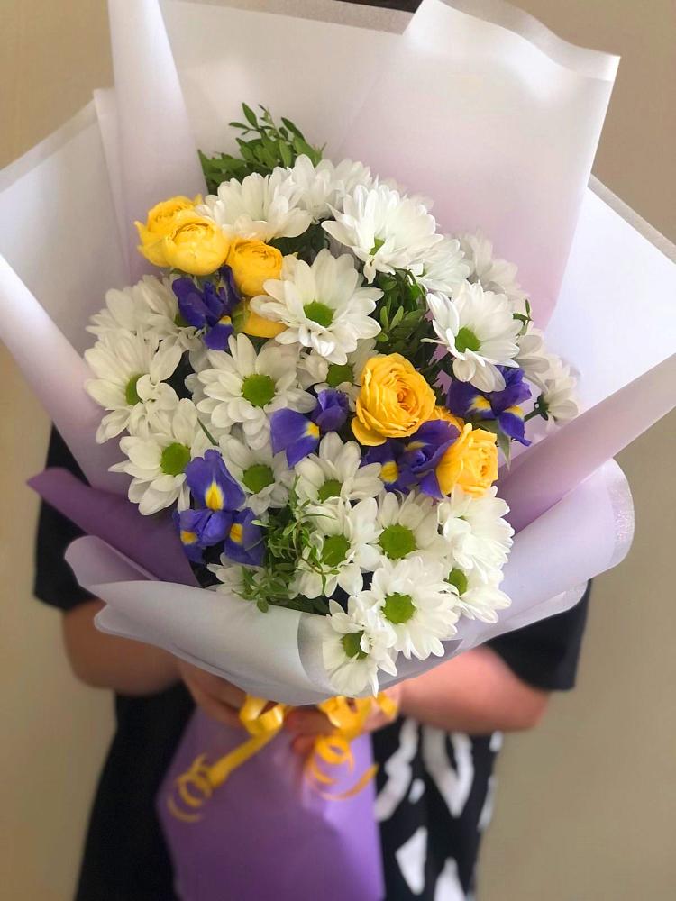 Букет цветов из: Ирисы, Хризантемы и Розы в Нерчинске