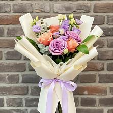 Букет цветов из:  Лизиантусы и Розы в Нерчинске