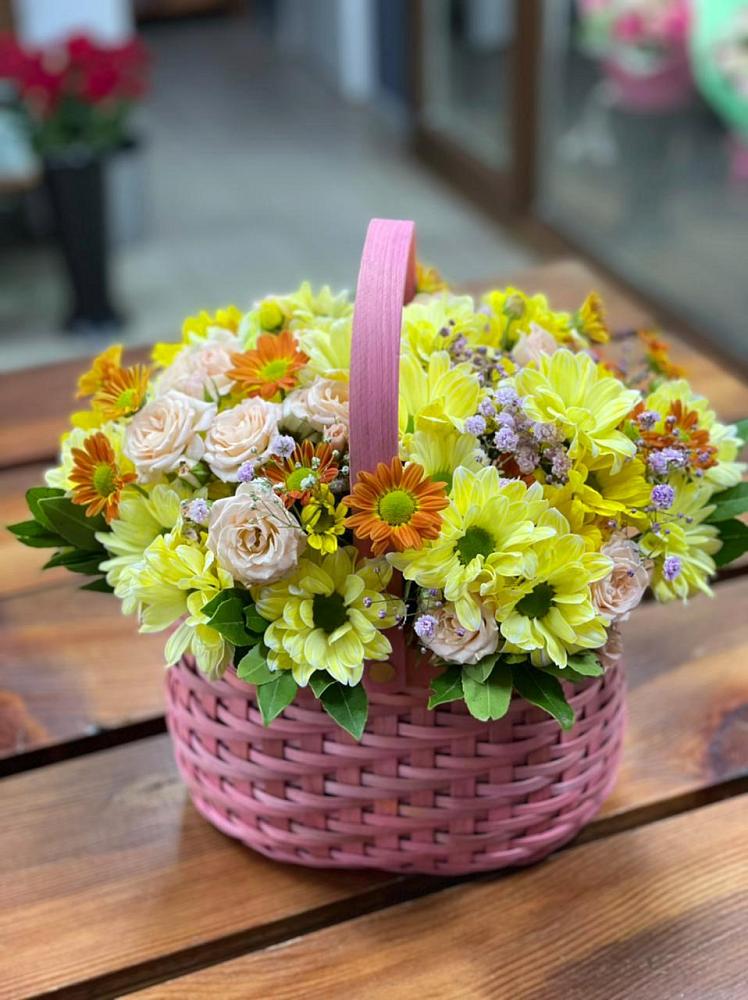 Цветочная композиция из Хризантемы и Розы в корзине в Нерчинске