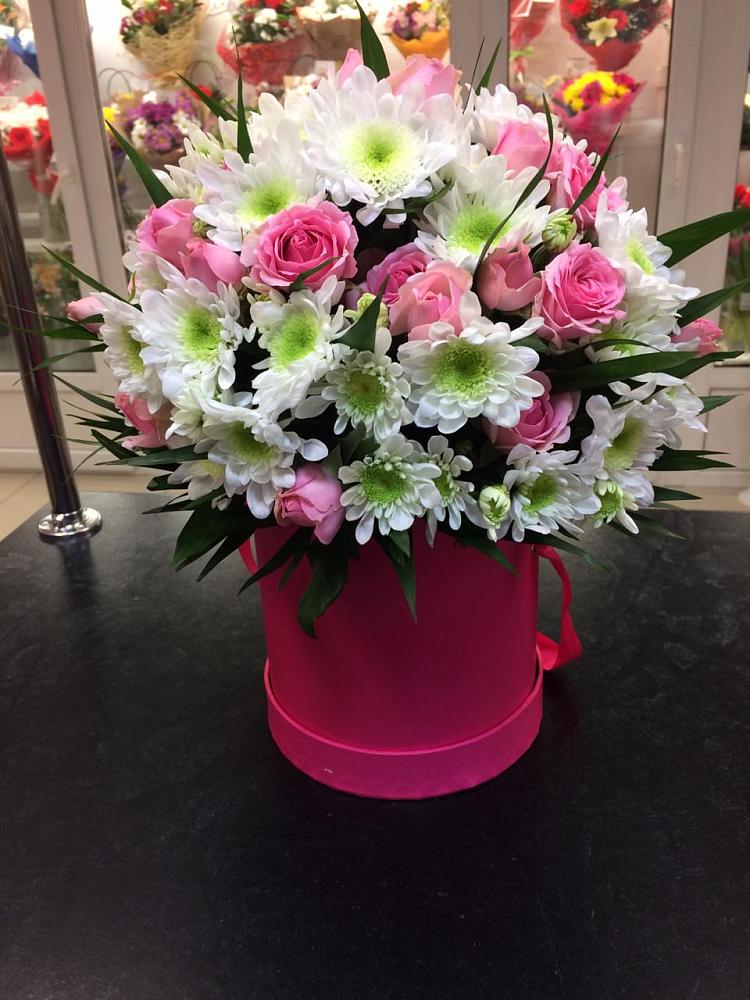 Цветочная композиция из Розы и Хризантемы в шляпной коробке в Нерчинске