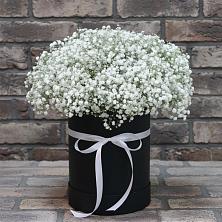 Цветочная композиция из Гипсофила в шляпной коробке в Нерчинске