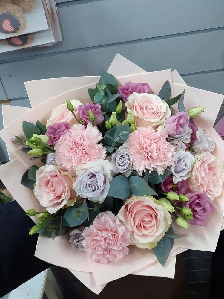 Букет цветов из: Розы, Гвоздики и Лизиантусы в Нерчинске