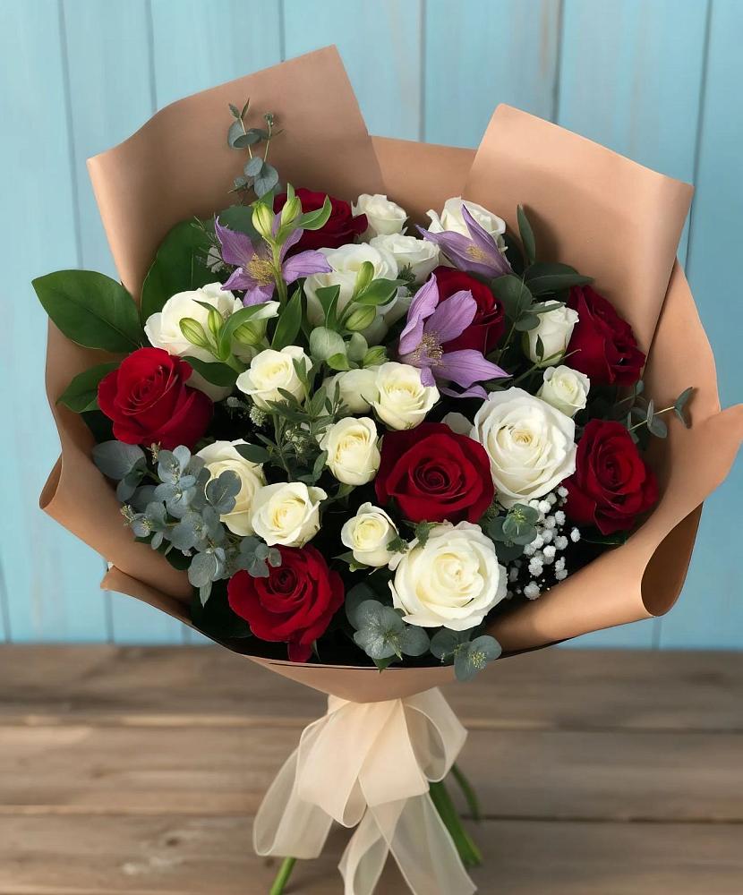 Букет цветов из: Розы и Альстромерии в Нерчинске