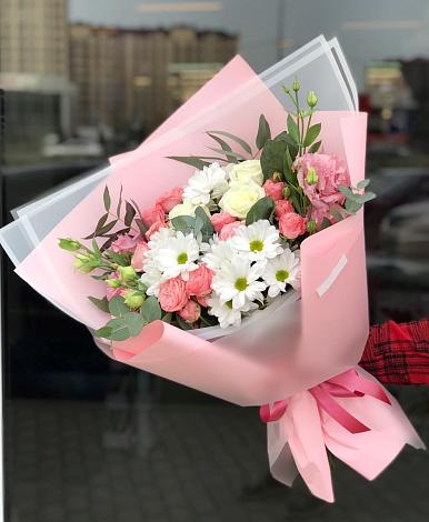 Букет цветов из: Розы, Лизиантусы и Хризантемы в Нерчинске